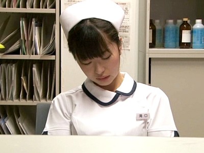 【看護師】夜勤中の美人看護師が居眠りしていて、我慢できず夜這いしちゃう！！